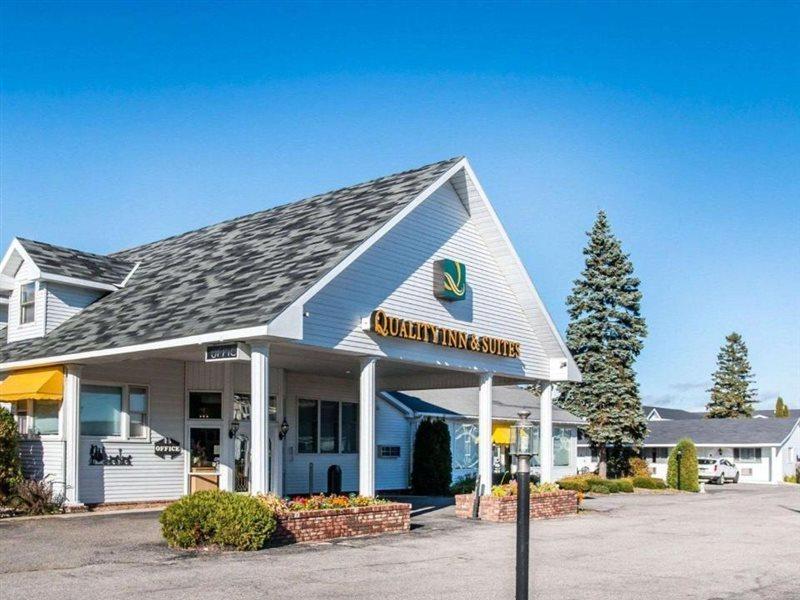 Quality Inn & Suites Mackinaw City Beachfront Exterior photo