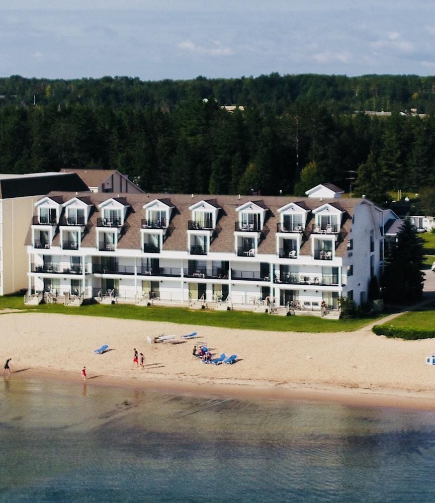 Quality Inn & Suites Mackinaw City Beachfront Exterior photo