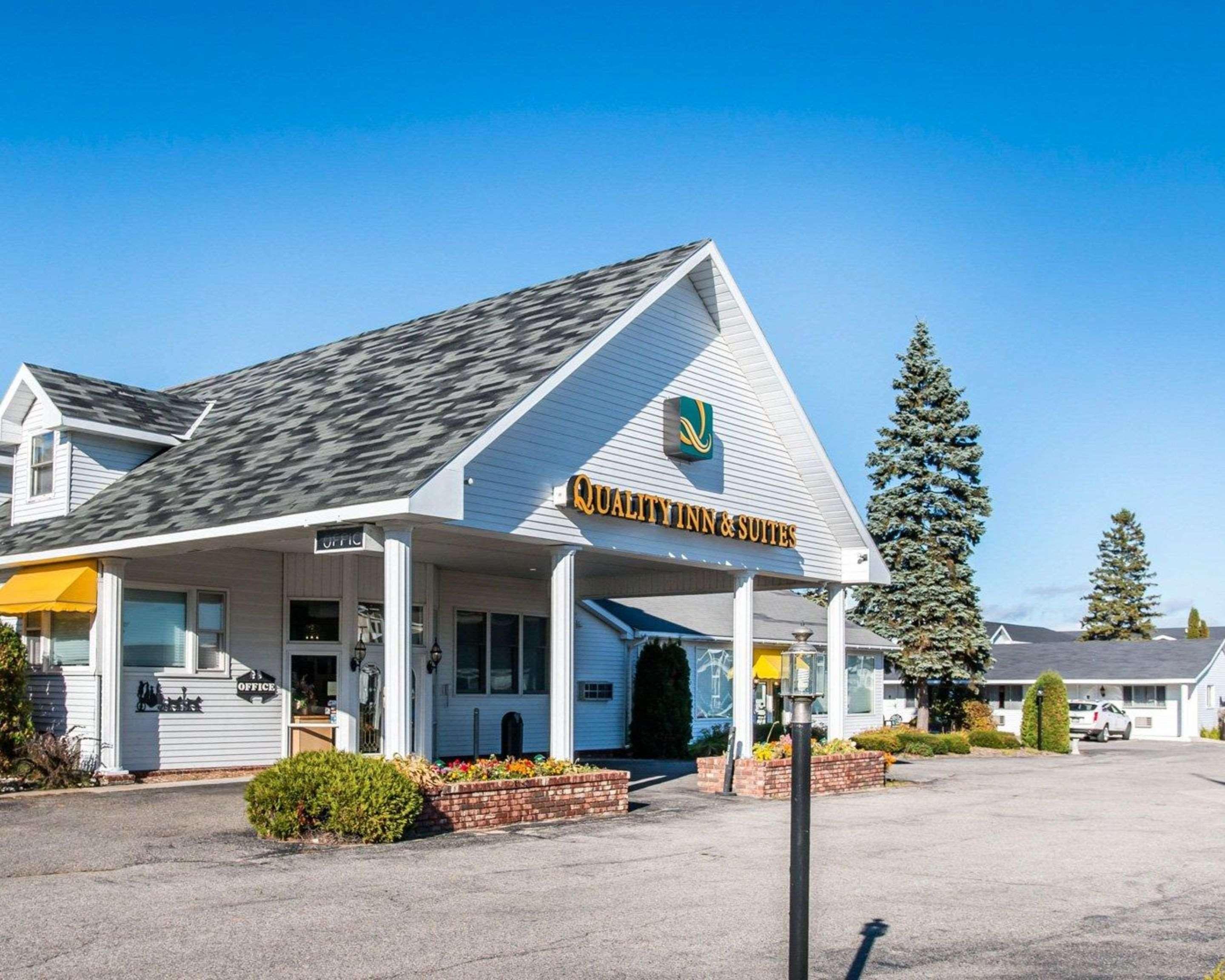 Quality Inn & Suites Mackinaw City Beachfront Exterior photo