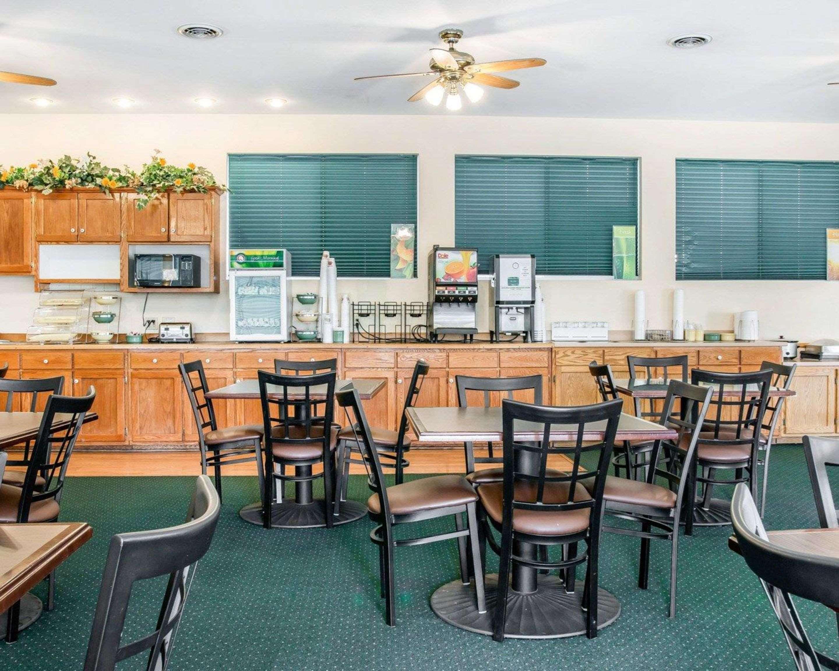 Quality Inn & Suites Mackinaw City Beachfront Exterior photo