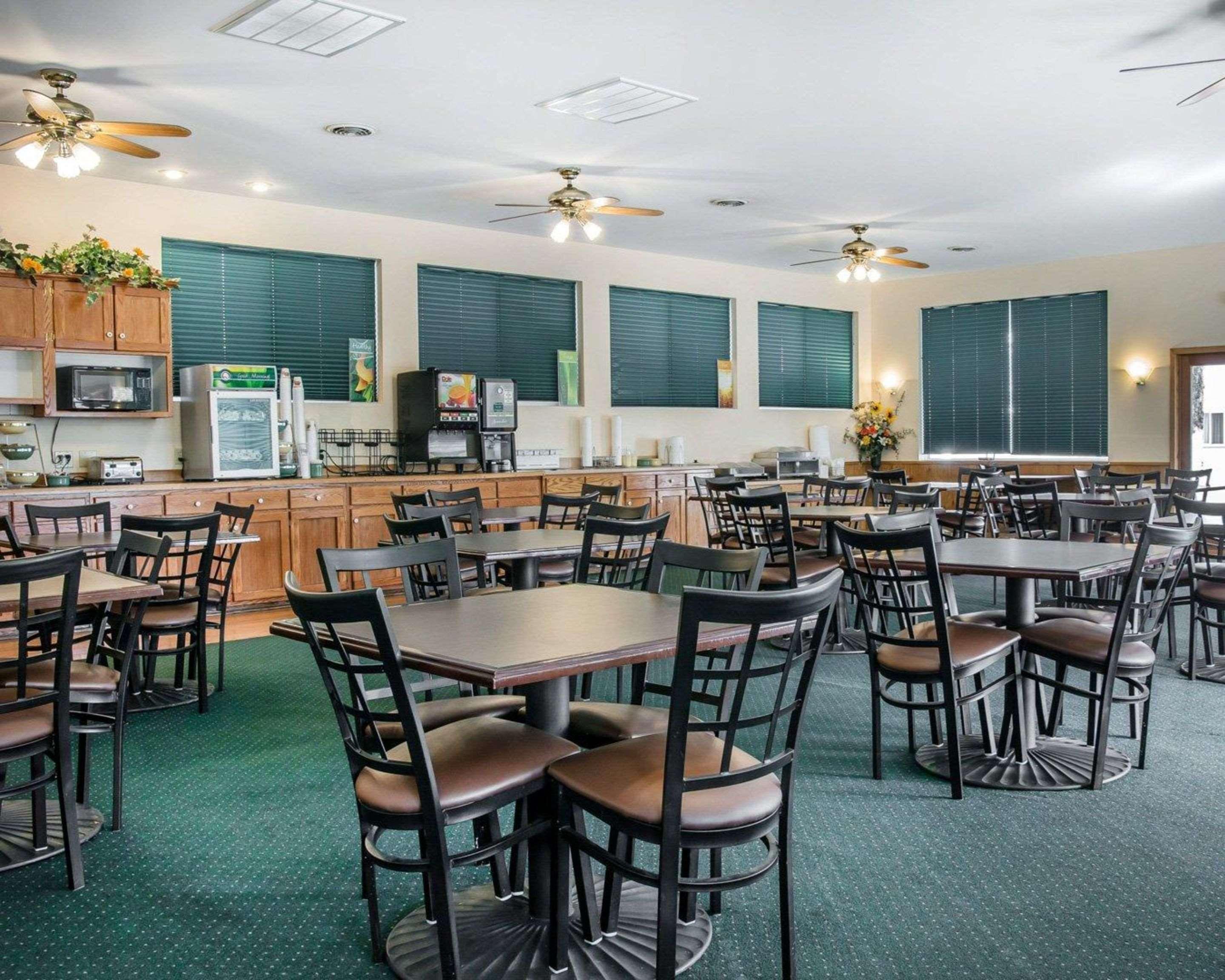 Quality Inn & Suites Mackinaw City Beachfront Exterior photo