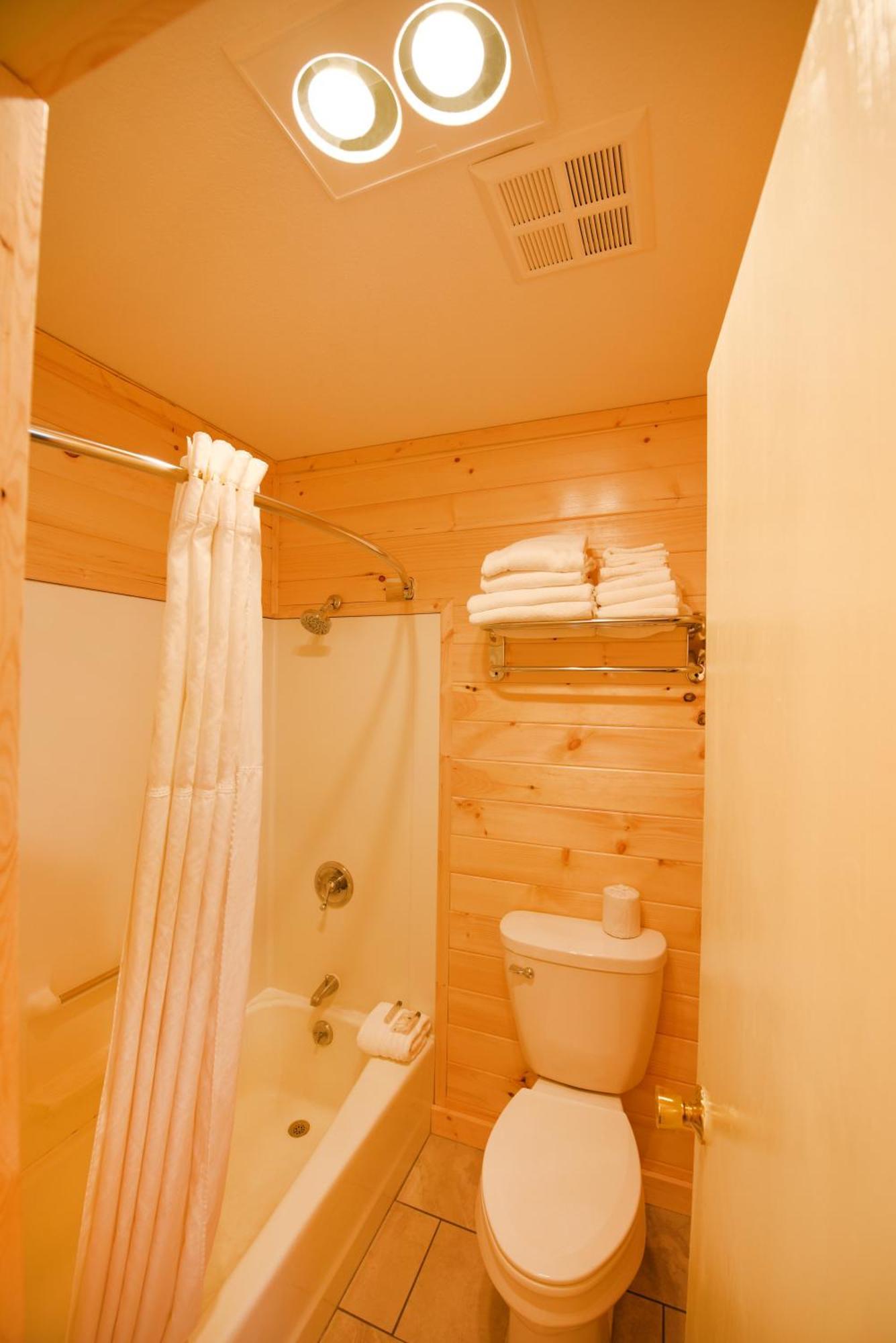 Quality Inn & Suites Mackinaw City Beachfront Exterior photo