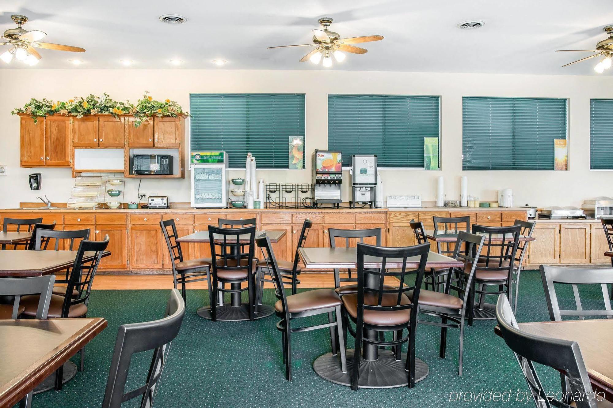 Quality Inn & Suites Mackinaw City Beachfront Exterior photo