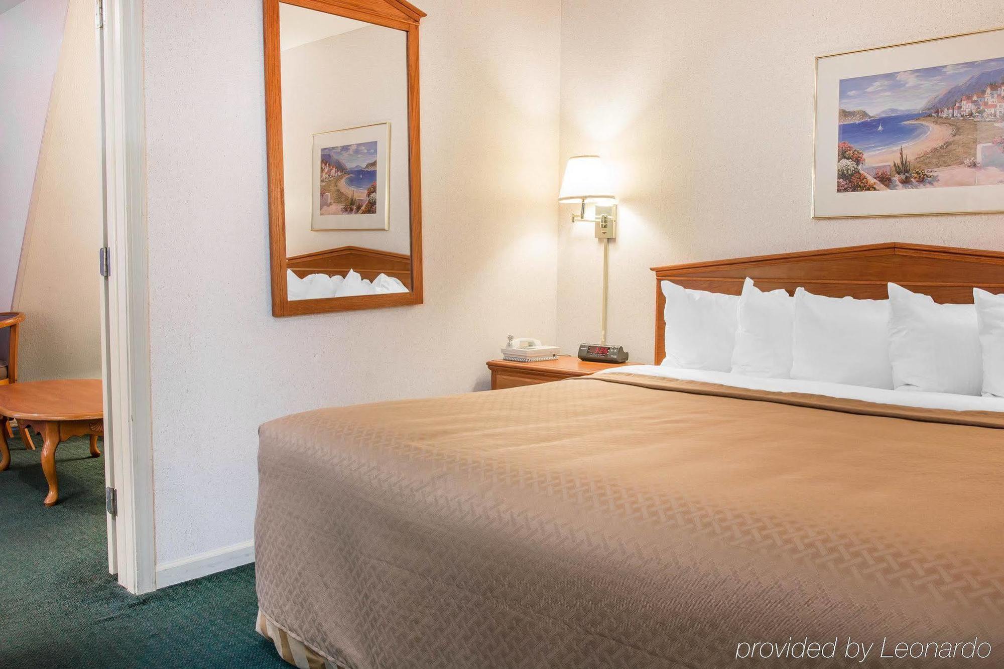 Quality Inn & Suites Mackinaw City Beachfront Exterior photo
