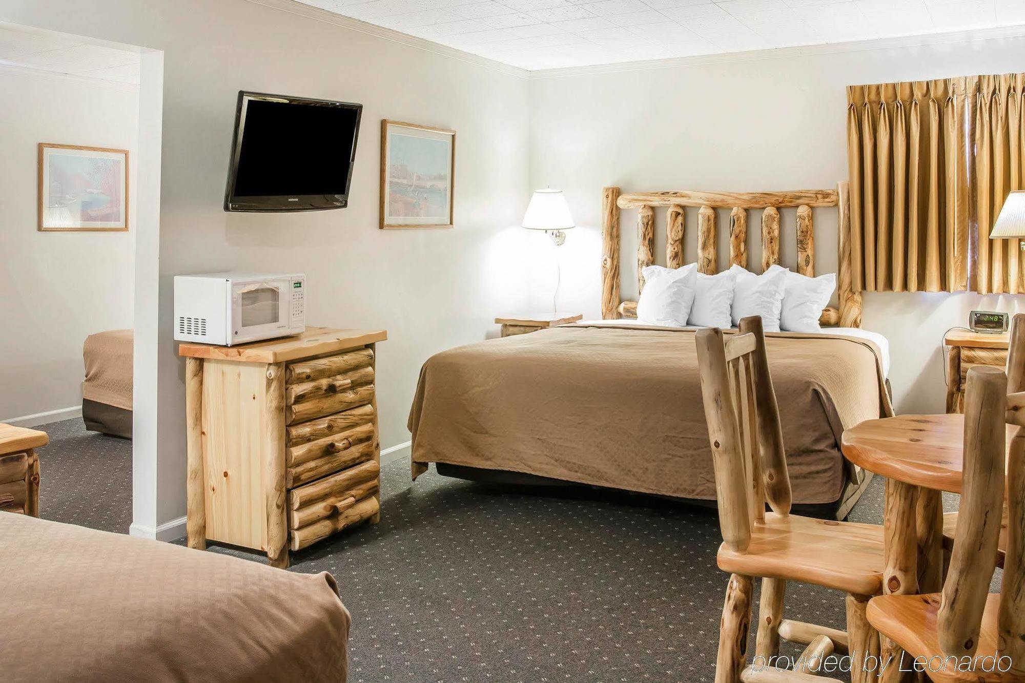 Quality Inn & Suites Mackinaw City Beachfront Exterior photo