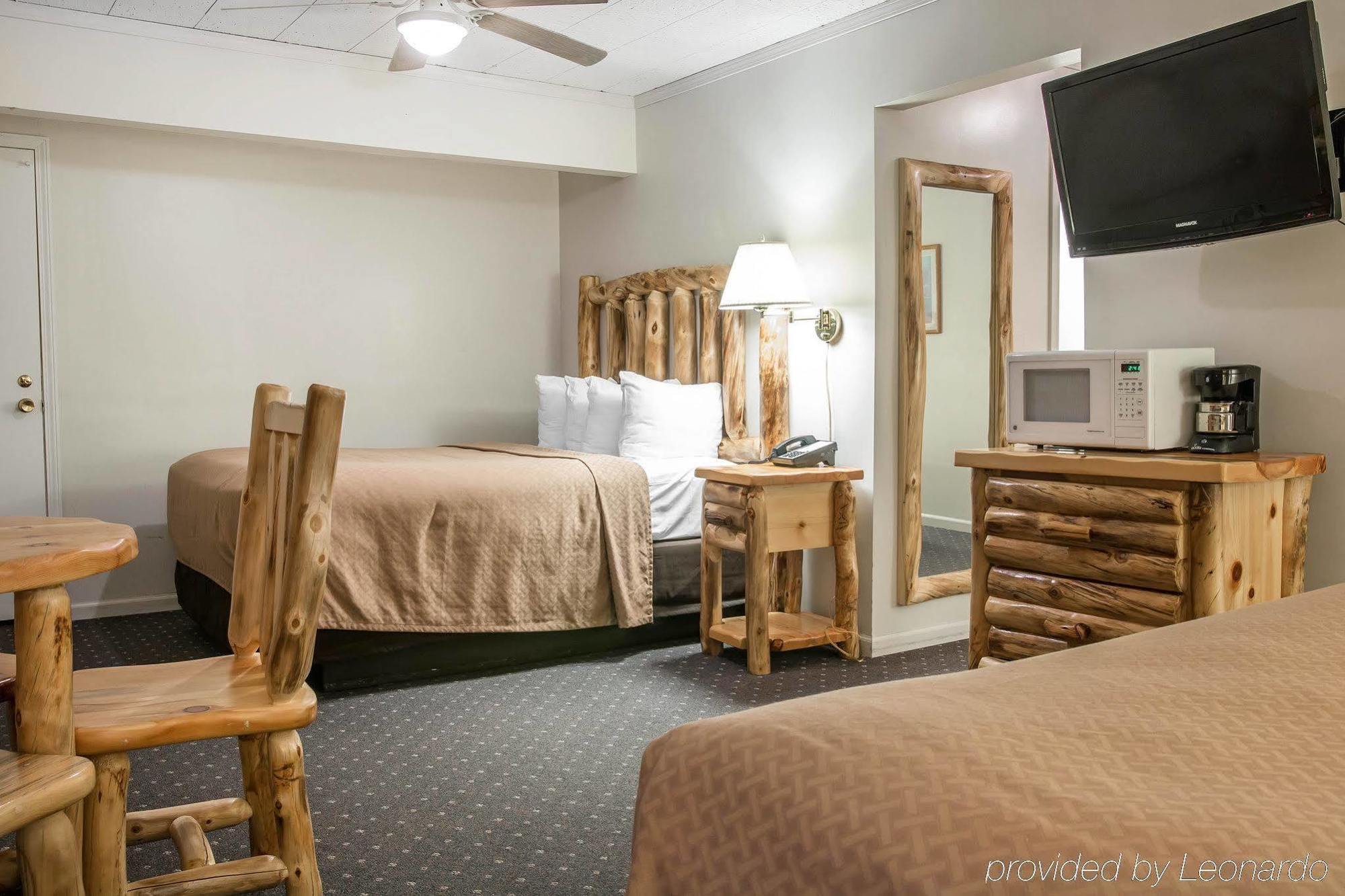 Quality Inn & Suites Mackinaw City Beachfront Exterior photo