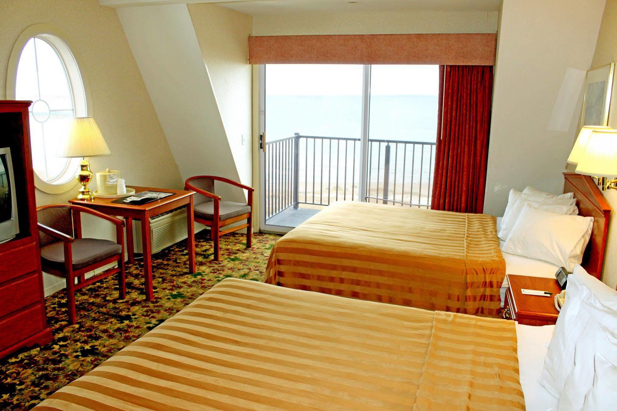 Quality Inn & Suites Mackinaw City Beachfront Exterior photo